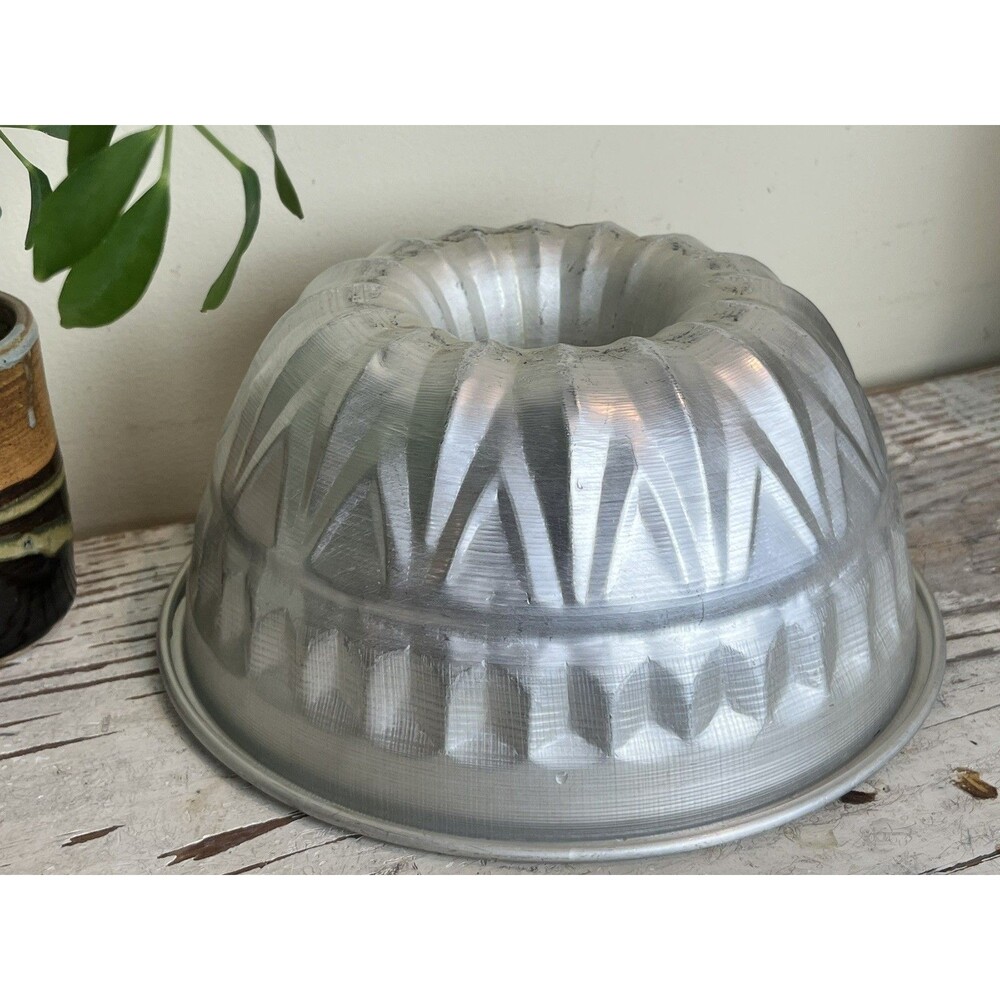 Vintage Aluminum German Made Gelatin Mold/Bundt Cake Pan Retro Country 9”x4”